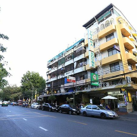 Thara House Hotel Bangkok Buitenkant foto