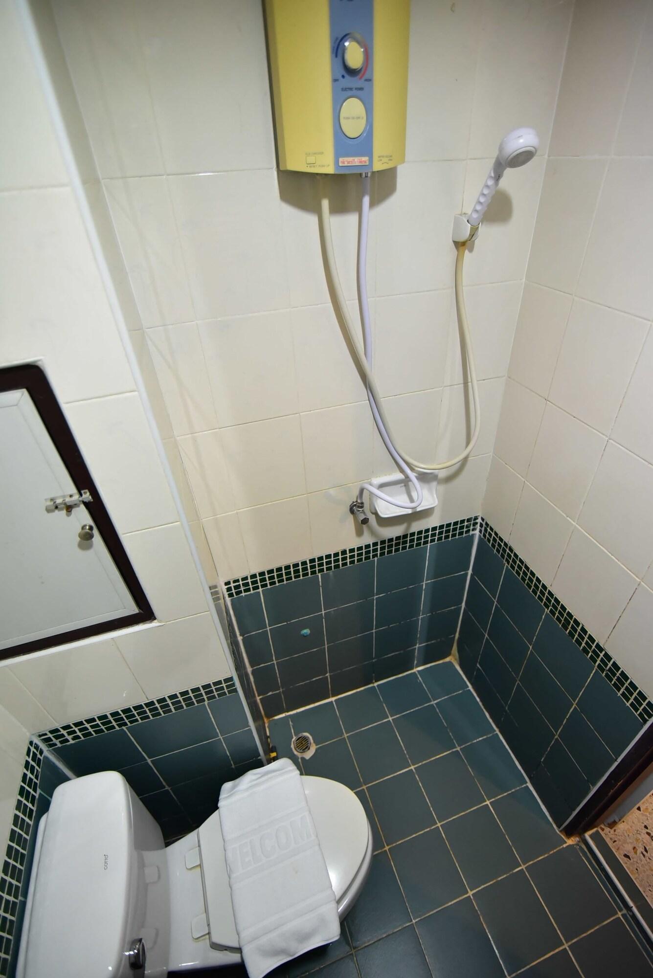 Thara House Hotel Bangkok Buitenkant foto