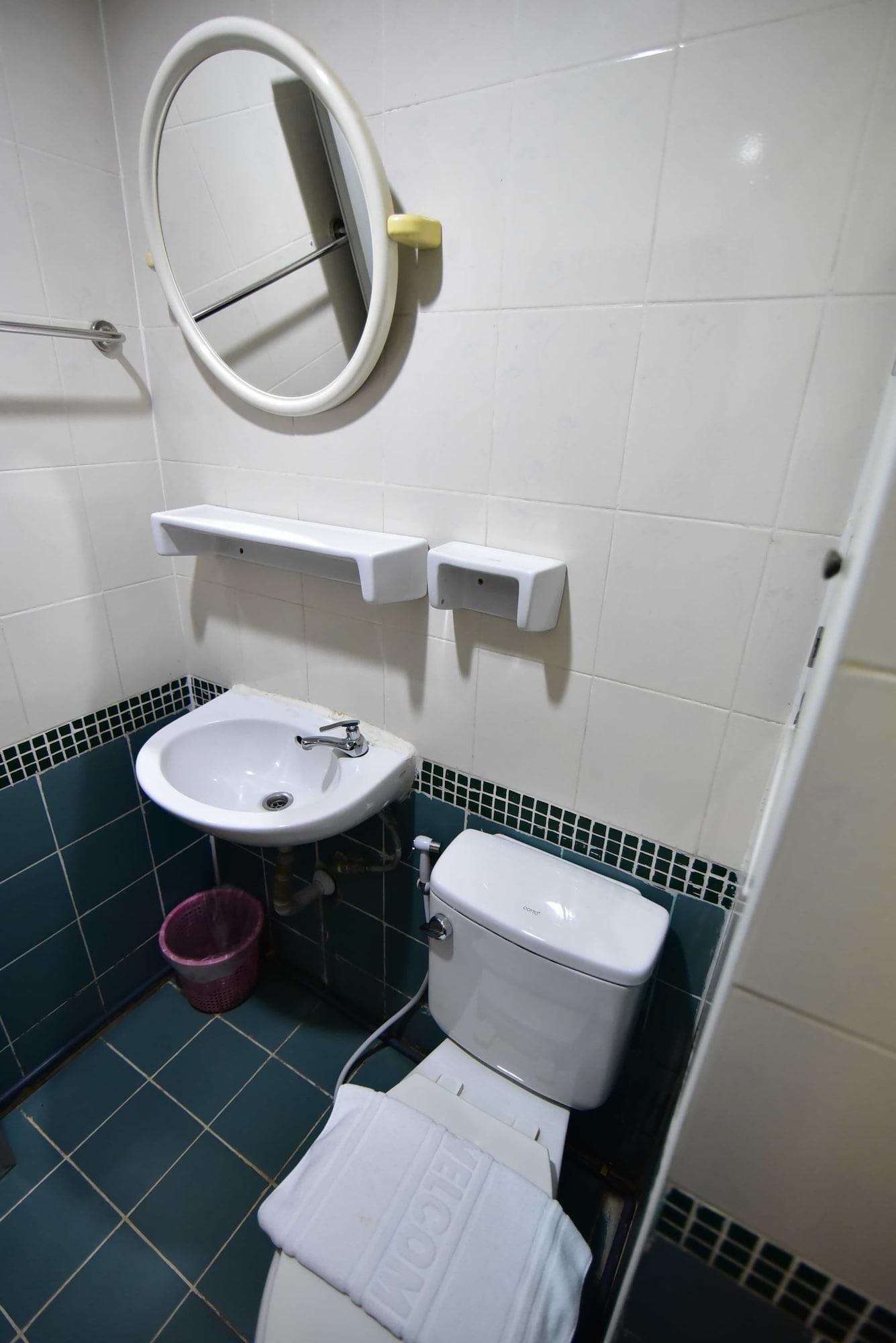 Thara House Hotel Bangkok Buitenkant foto