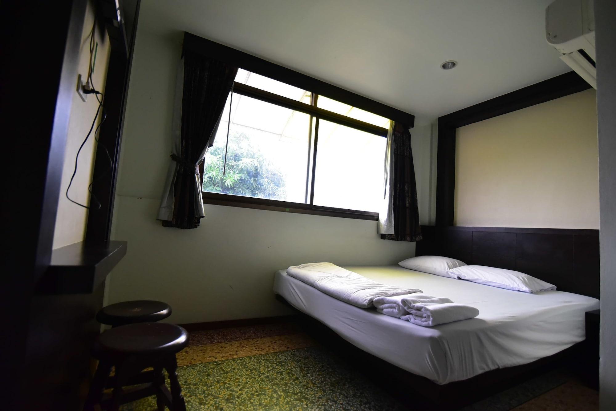 Thara House Hotel Bangkok Buitenkant foto