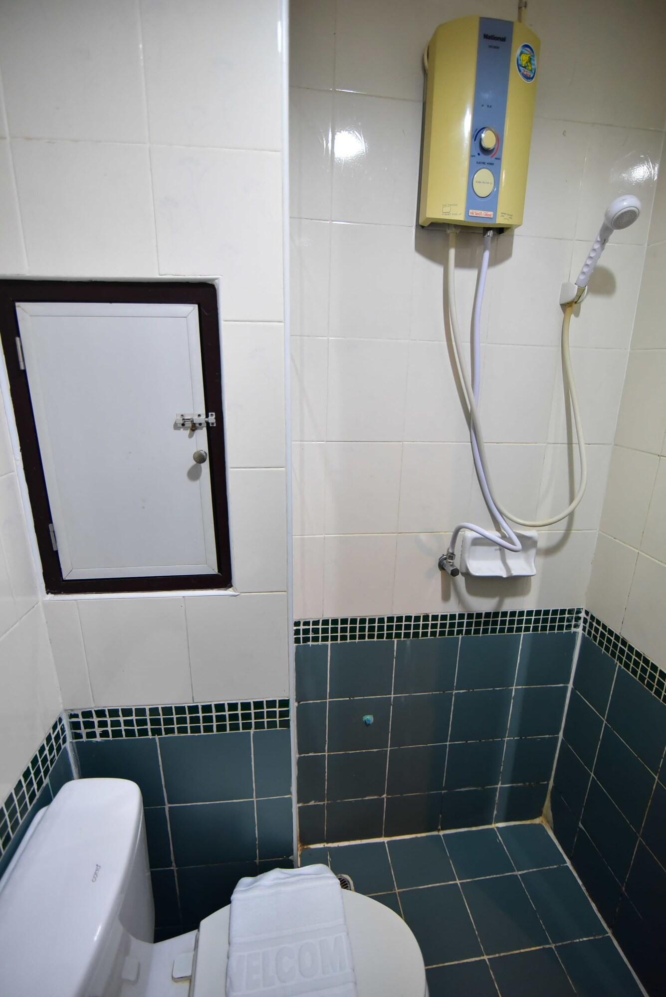 Thara House Hotel Bangkok Buitenkant foto