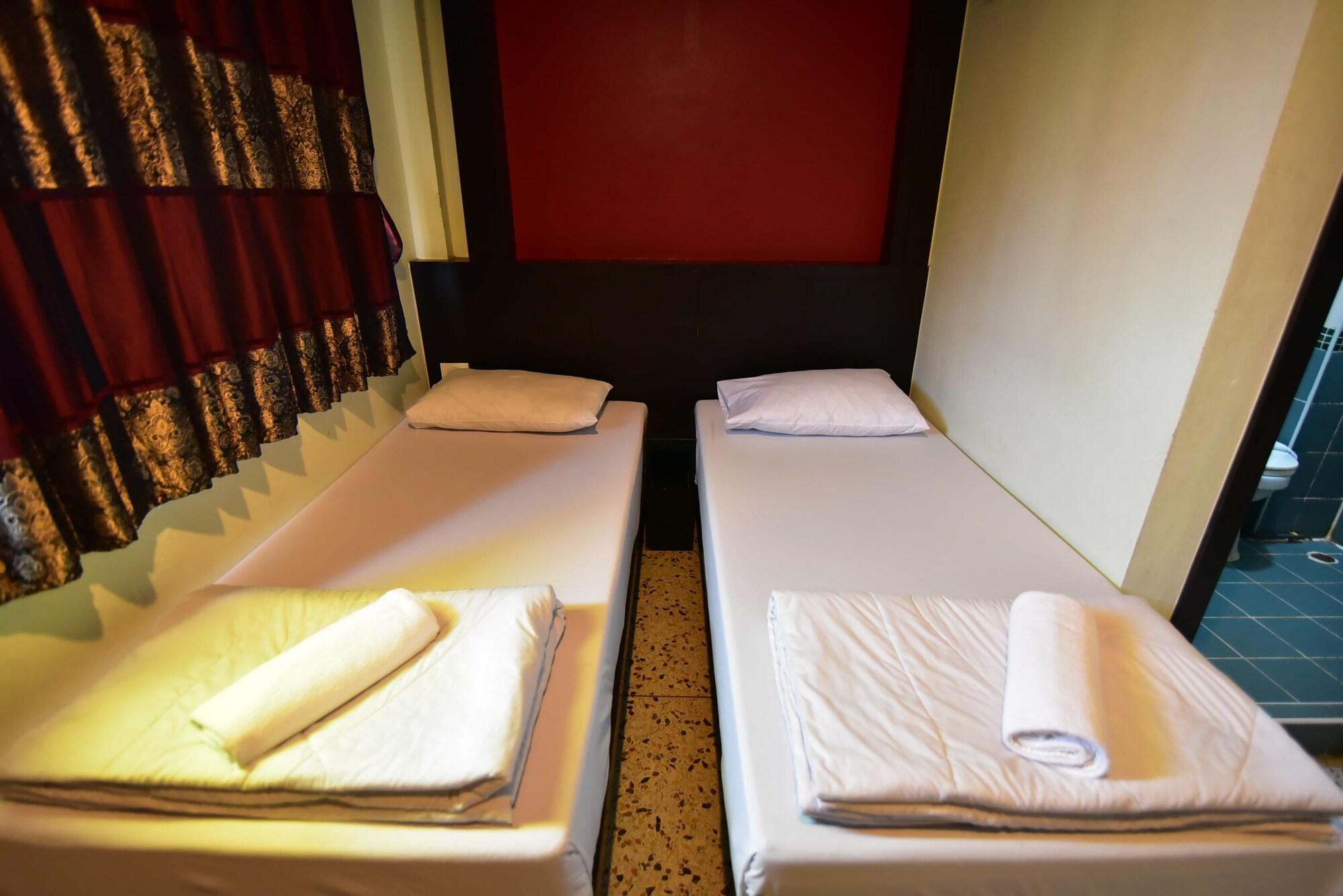 Thara House Hotel Bangkok Buitenkant foto