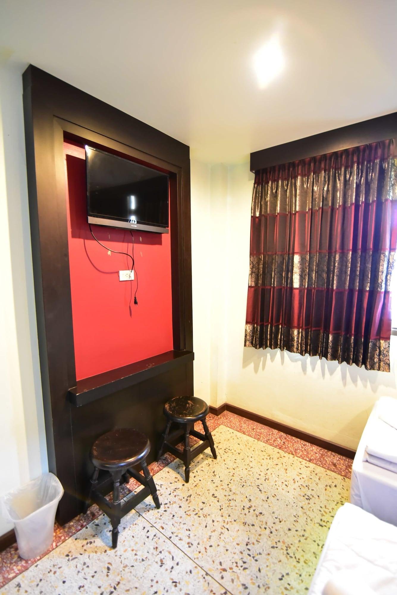 Thara House Hotel Bangkok Buitenkant foto