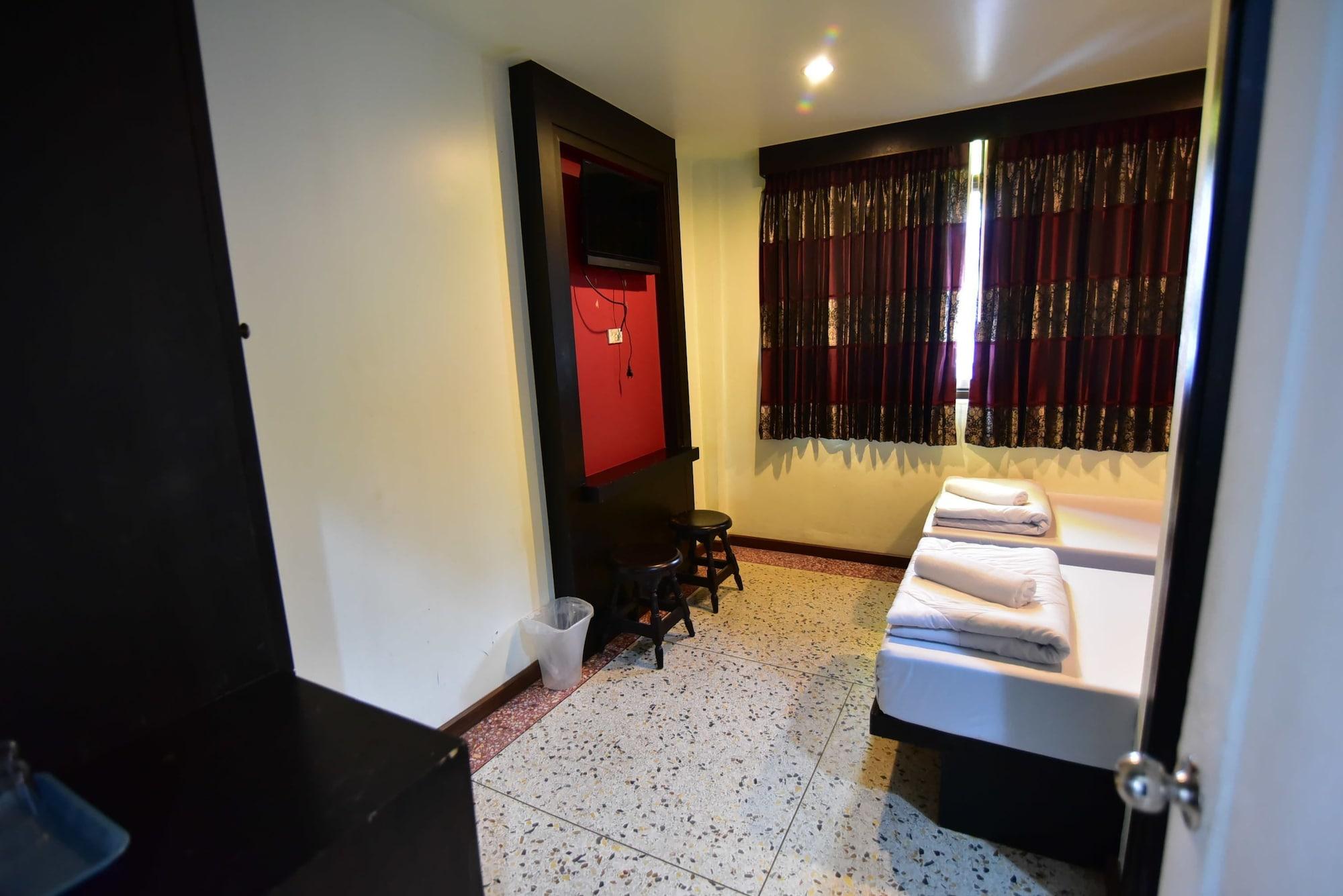 Thara House Hotel Bangkok Buitenkant foto