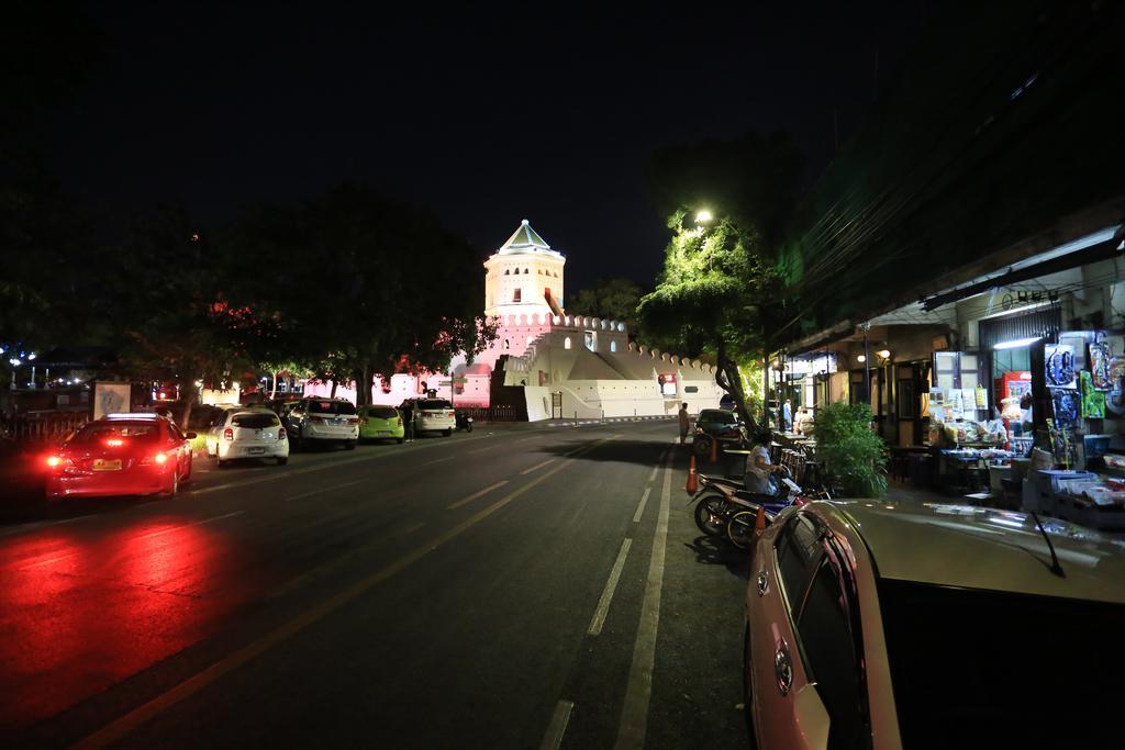 Thara House Hotel Bangkok Buitenkant foto