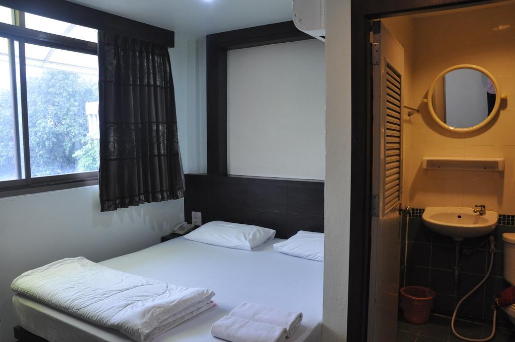 Thara House Hotel Bangkok Buitenkant foto