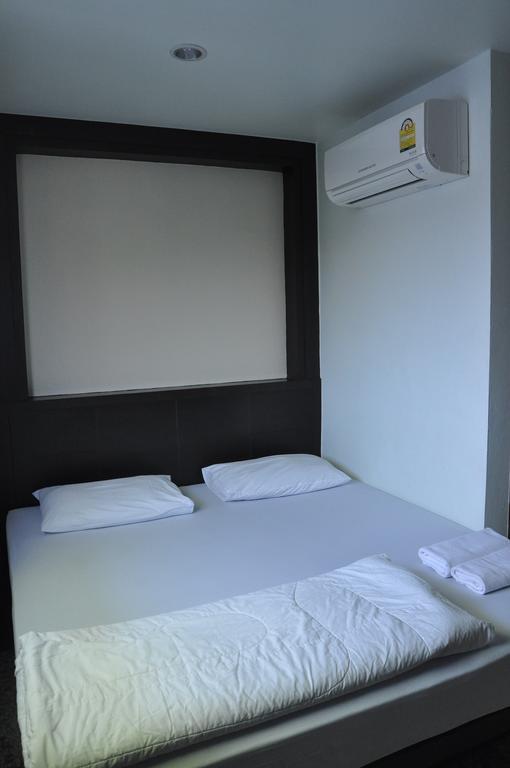 Thara House Hotel Bangkok Buitenkant foto