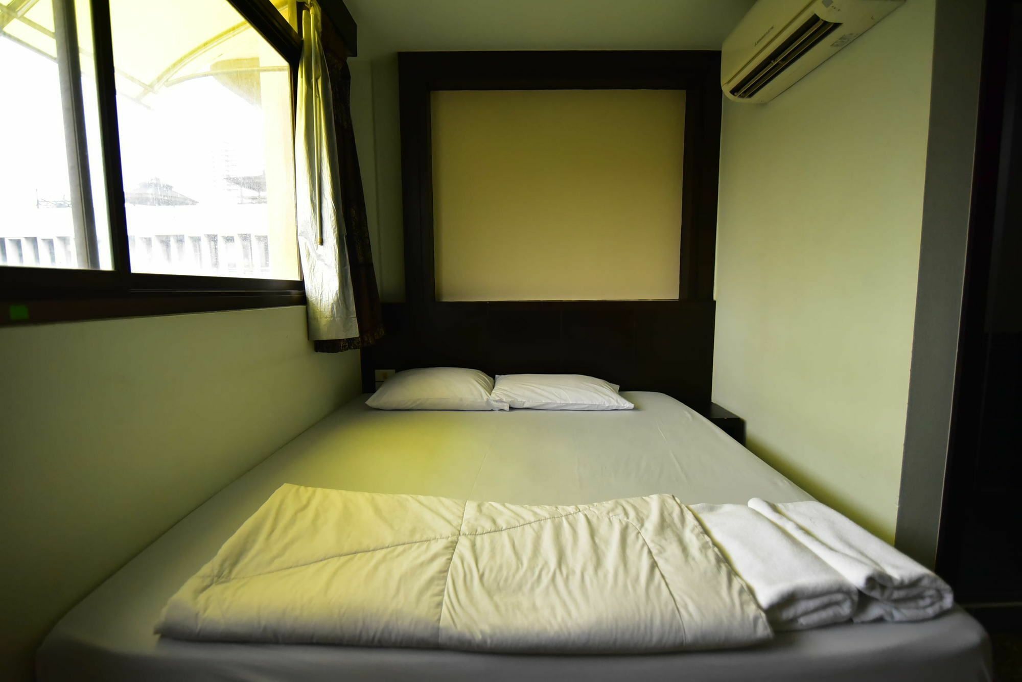 Thara House Hotel Bangkok Buitenkant foto