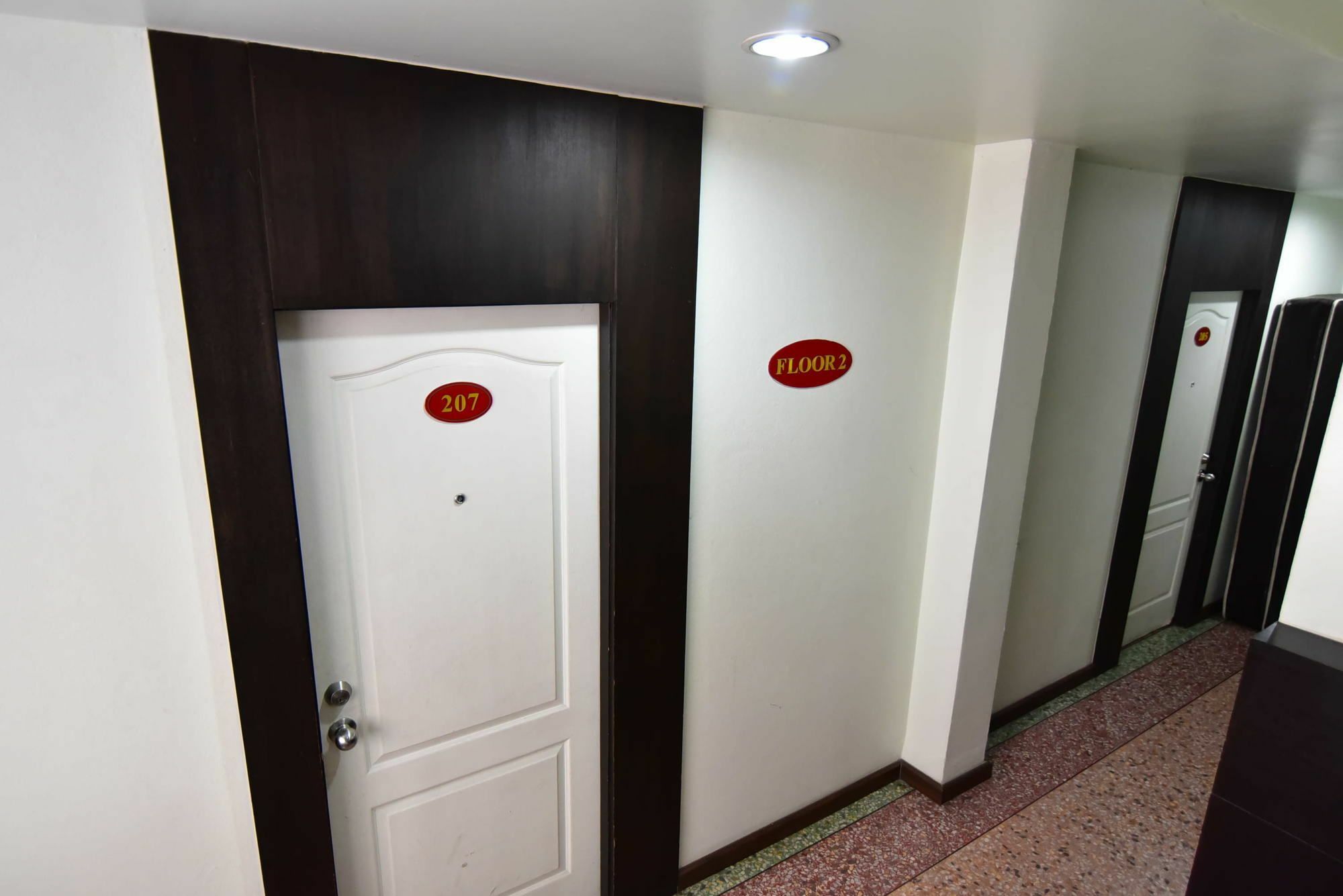 Thara House Hotel Bangkok Buitenkant foto