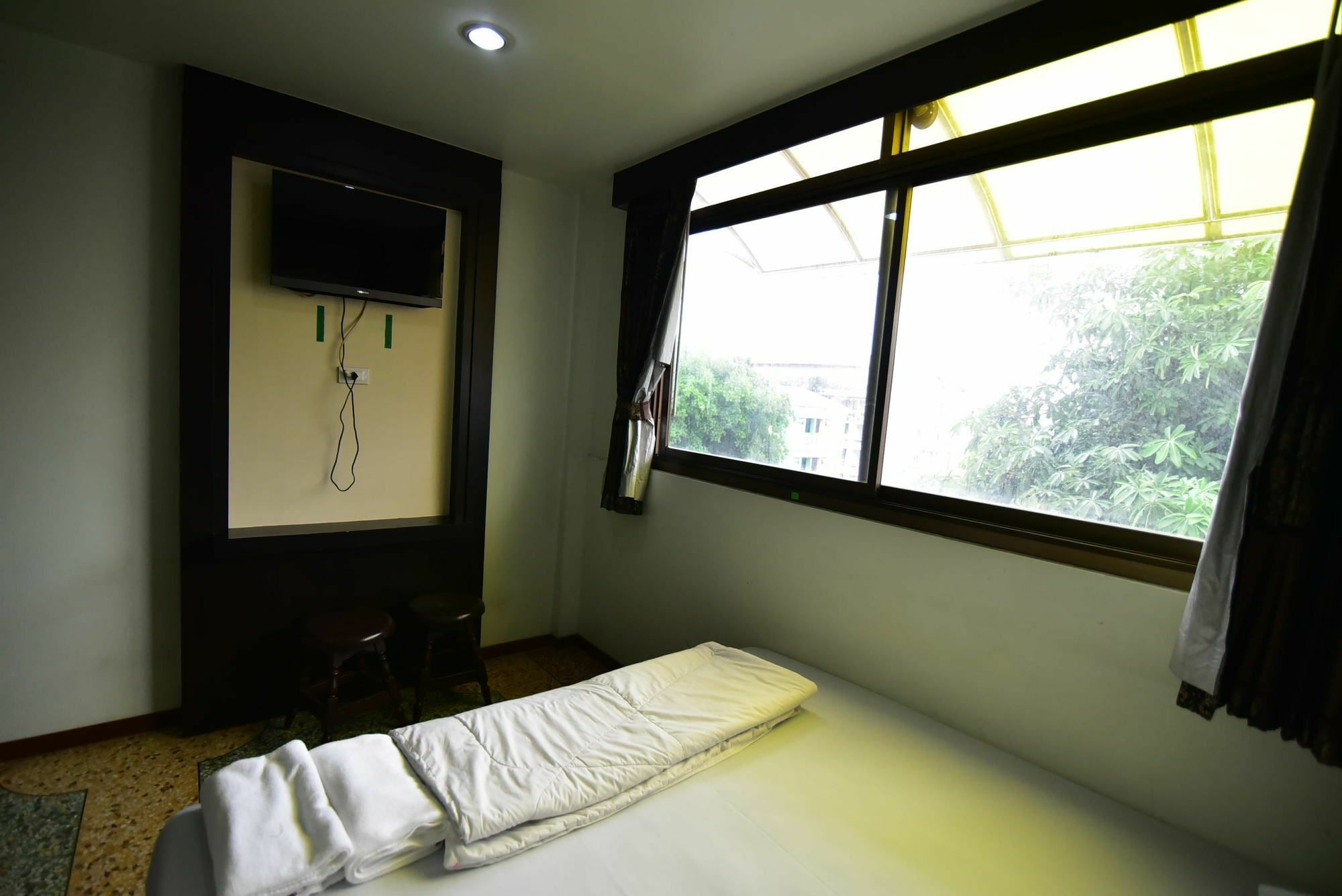 Thara House Hotel Bangkok Buitenkant foto