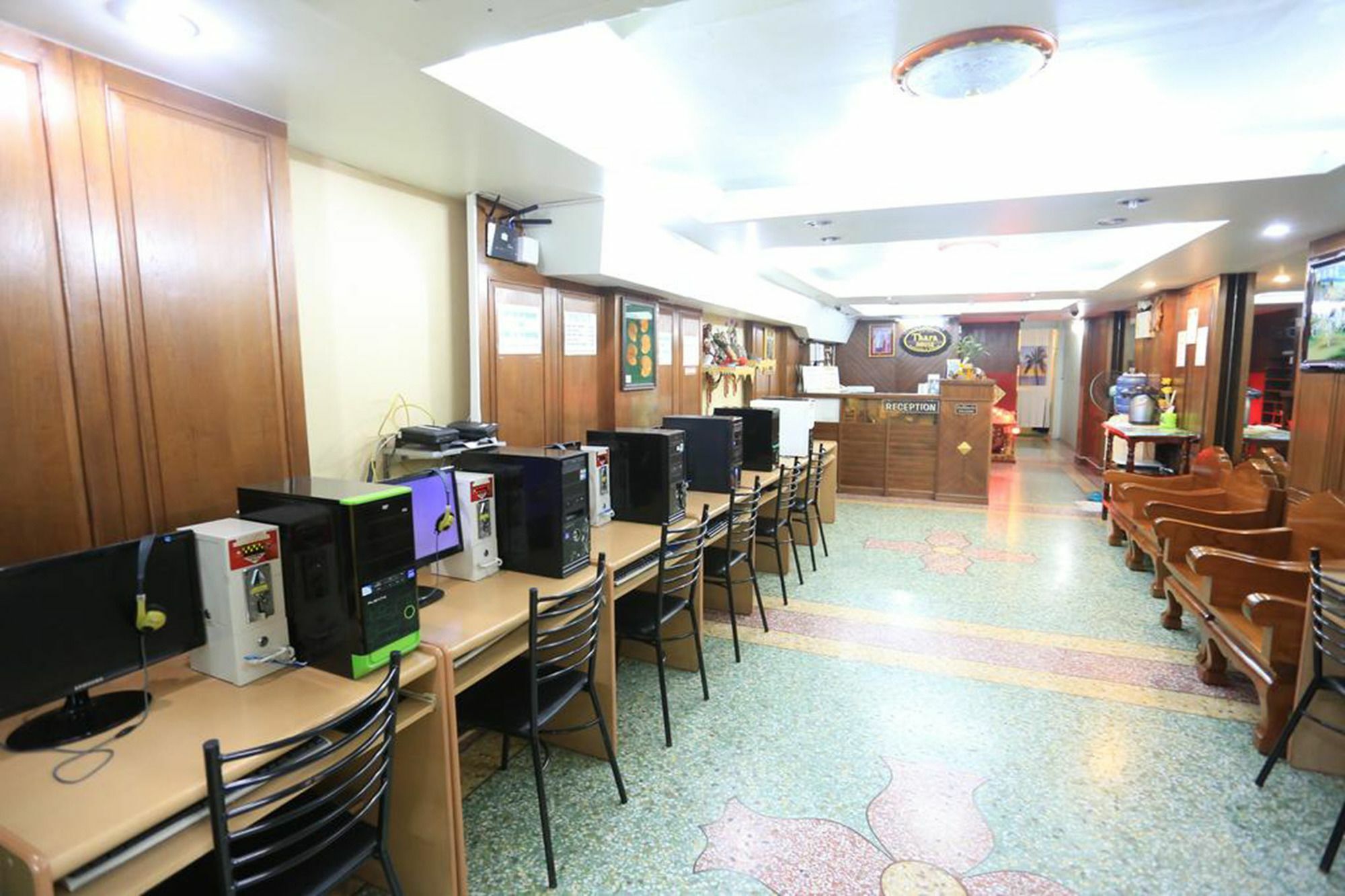 Thara House Hotel Bangkok Buitenkant foto