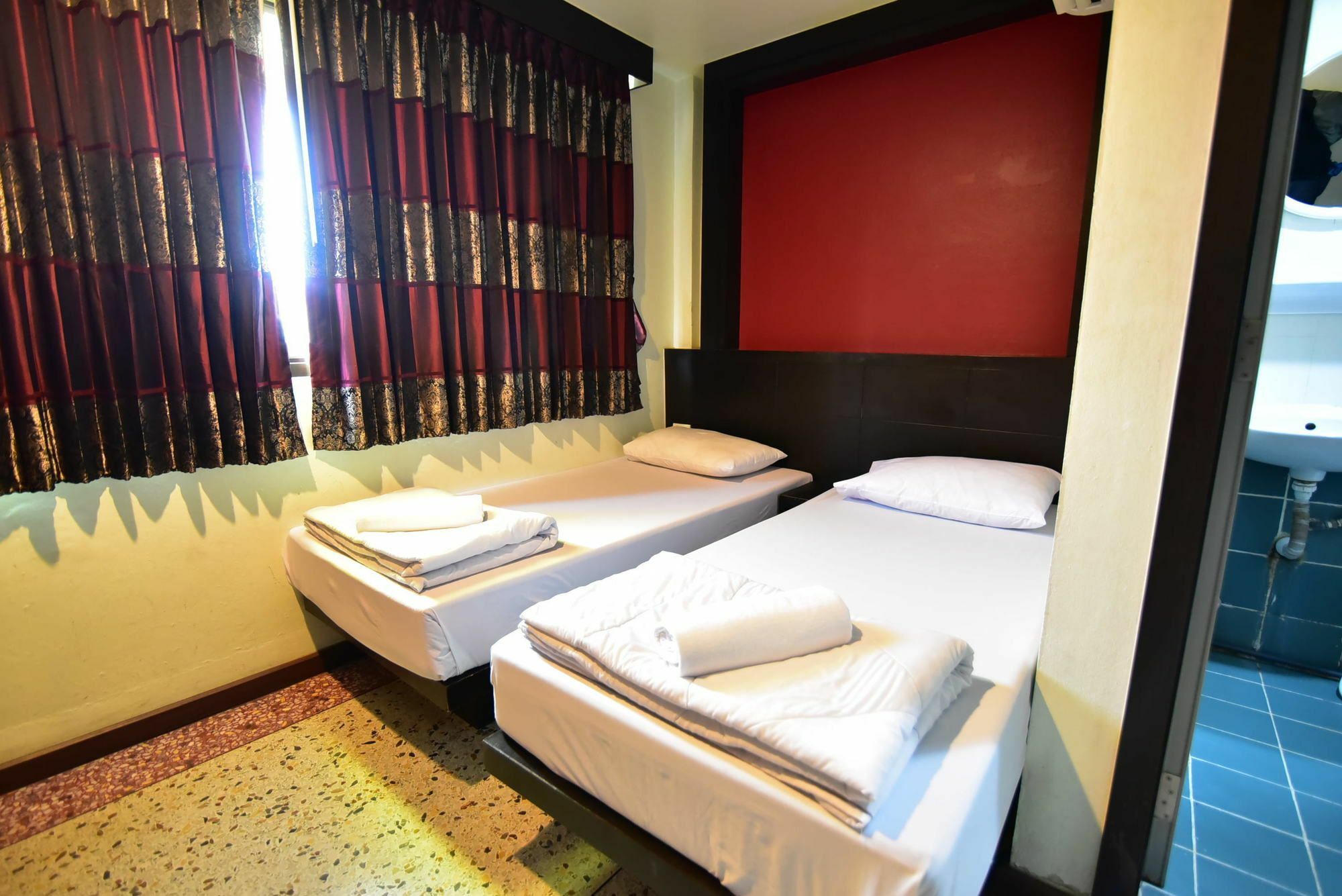 Thara House Hotel Bangkok Buitenkant foto